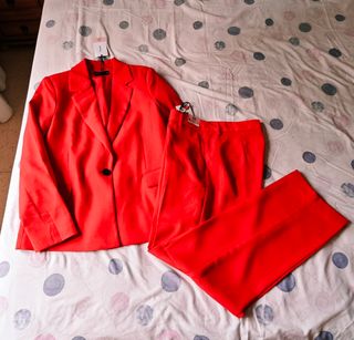 Traje blazer y pantalón rojo Lefties