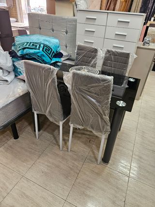 Mesa de comedor cristal y sillas. Consultar precio