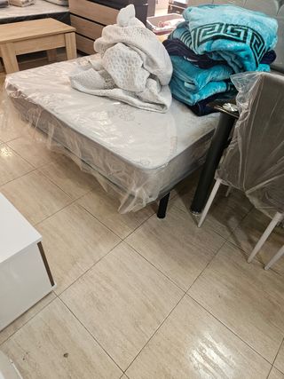 Mesa de comedor cristal y sillas. Consultar precio