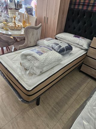 Mesa de comedor cristal y sillas. Consultar precio