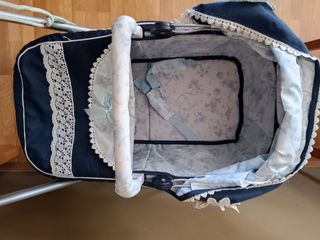 Carrito de muñecas azul con capota