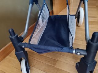 Carrito de muñecas azul con capota