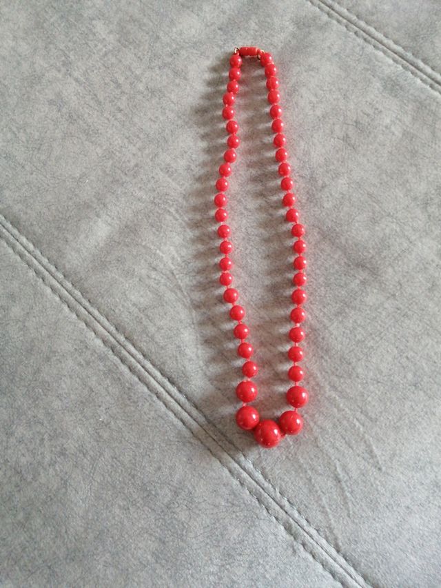 Collar de cuentas rojas