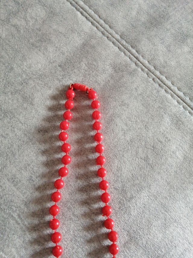 Collar de cuentas rojas