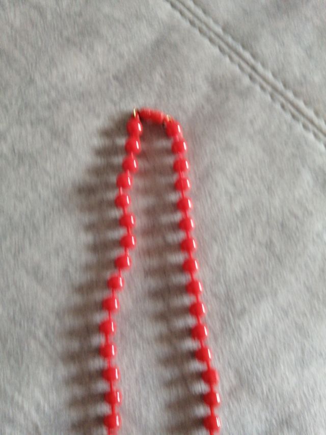 Collar de cuentas rojas