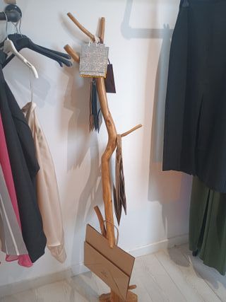 Perchero de madera con detalles plateados