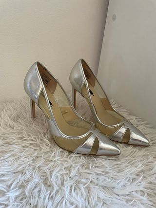 Tacones de aguja plateados de Zara