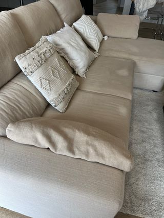 Sofá de tela beige y blanco