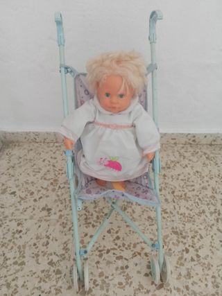 Carrito de muñeca con muñeca rubia