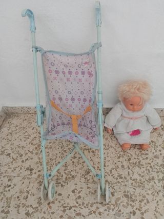 Carrito de muñeca con muñeca rubia