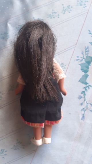 Carrito de muñeca con muñeca rubia