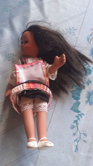 Carrito de muñeca con muñeca rubia