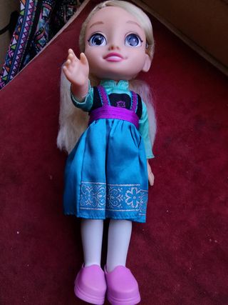 Carrito de muñeca con muñeca rubia