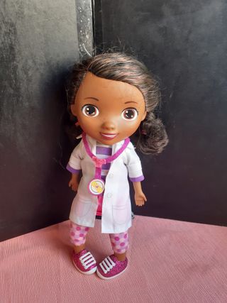 Carrito de muñeca con muñeca rubia