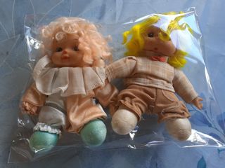 Carrito de muñeca con muñeca rubia