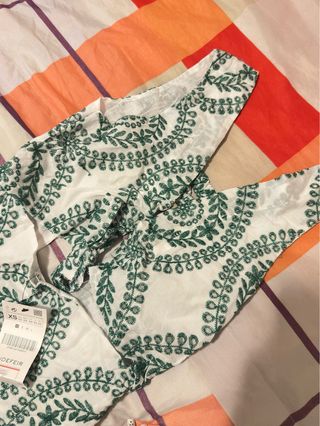 Vestido blanco y verde bordado