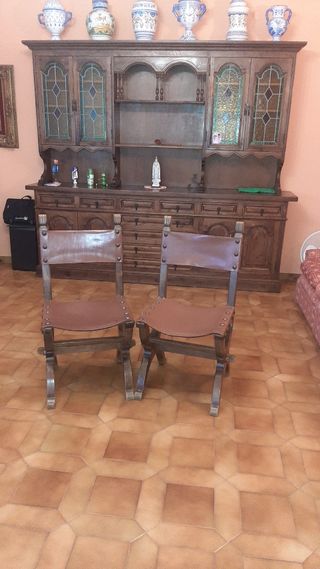 Mobili in legno con armadi e sedie