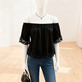 Blusa negra con volantes y encaje