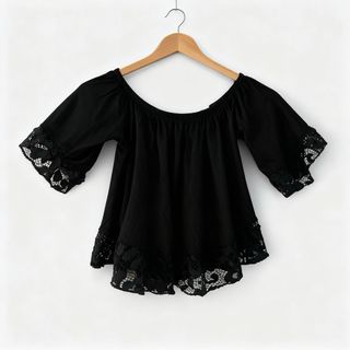Blusa negra con volantes y encaje