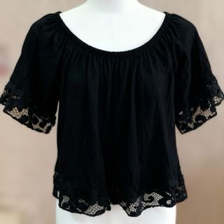 Blusa negra con volantes y encaje