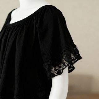 Blusa negra con volantes y encaje