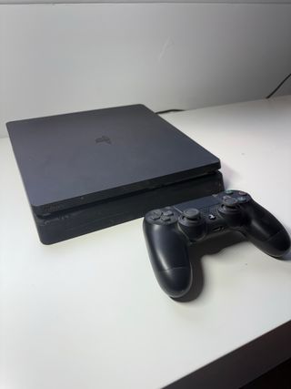 PS4 en caja con Mando y 3 Juegos