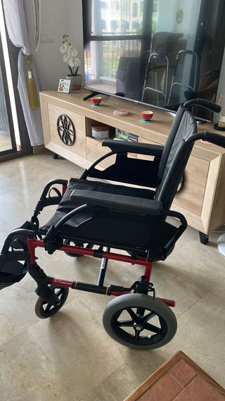 Silla de ruedas. Nueva. Utilizada 2 veces. 