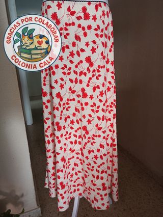 Falda larga estampada flores rojas. 