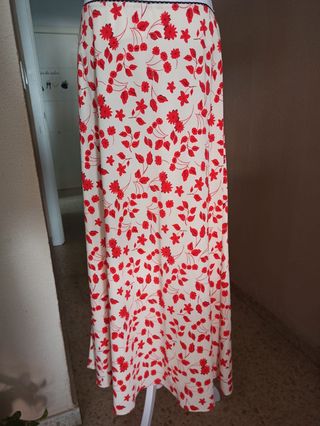 Falda larga estampada flores rojas. 
