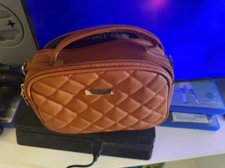 Bolso de mano acolchado marrón