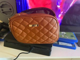 Bolso de mano acolchado marrón