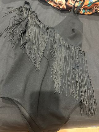 Body negro con flecos escote pico