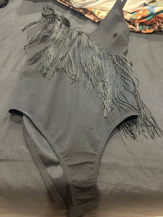 Body negro con flecos escote pico