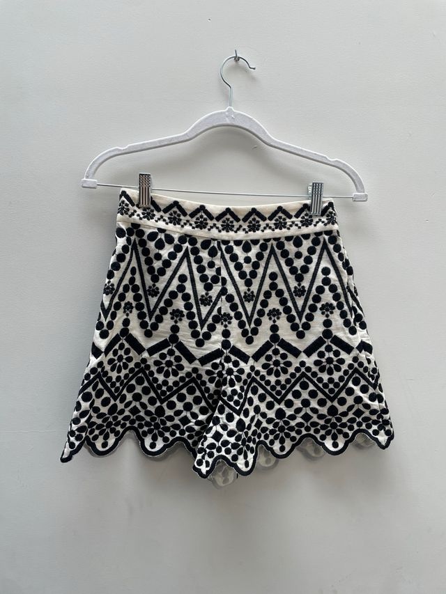 Shorts bordados blanco y negro