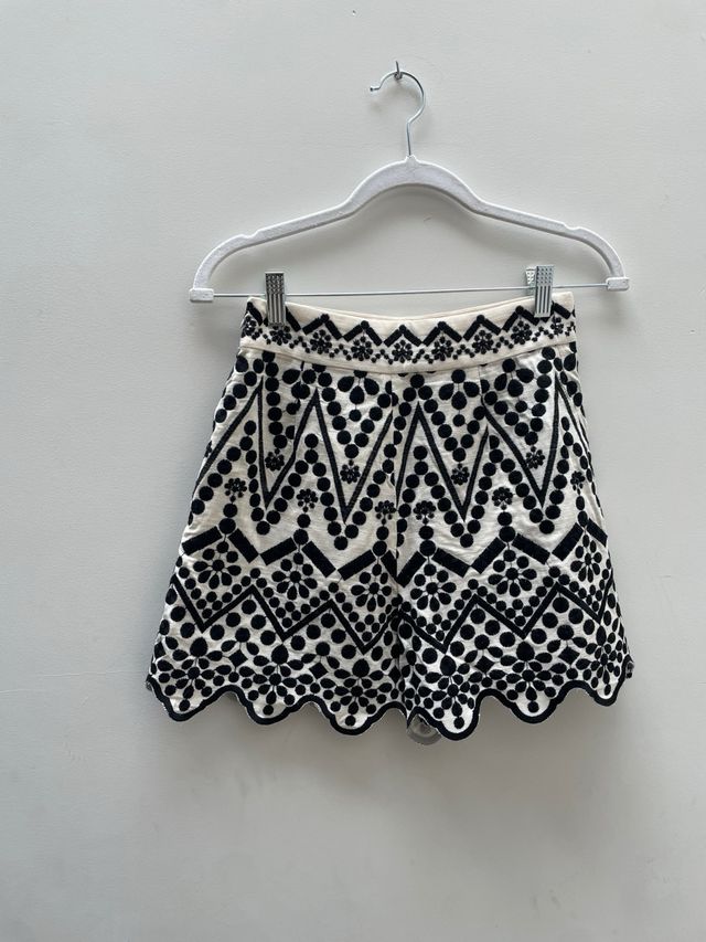 Shorts bordados blanco y negro