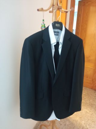 Traje negro con camisa blanca
