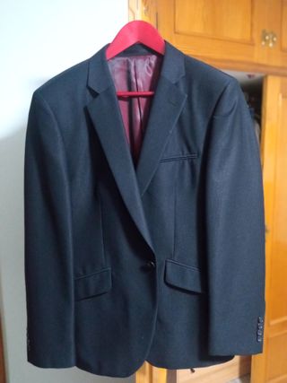Traje negro con camisa blanca