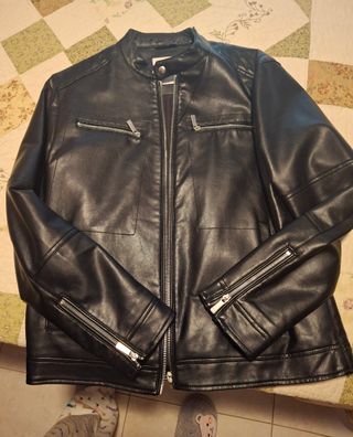Cazadora Zara Cuero Negra Talla L.