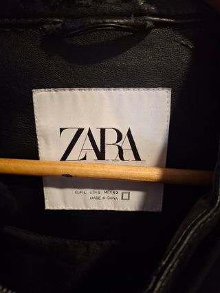 Cazadora Zara Cuero Negra Talla L.