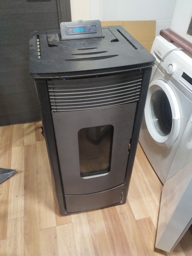Estufa de pellet negra y gris