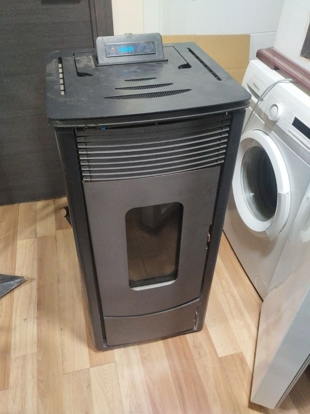Estufa de pellet negra y gris