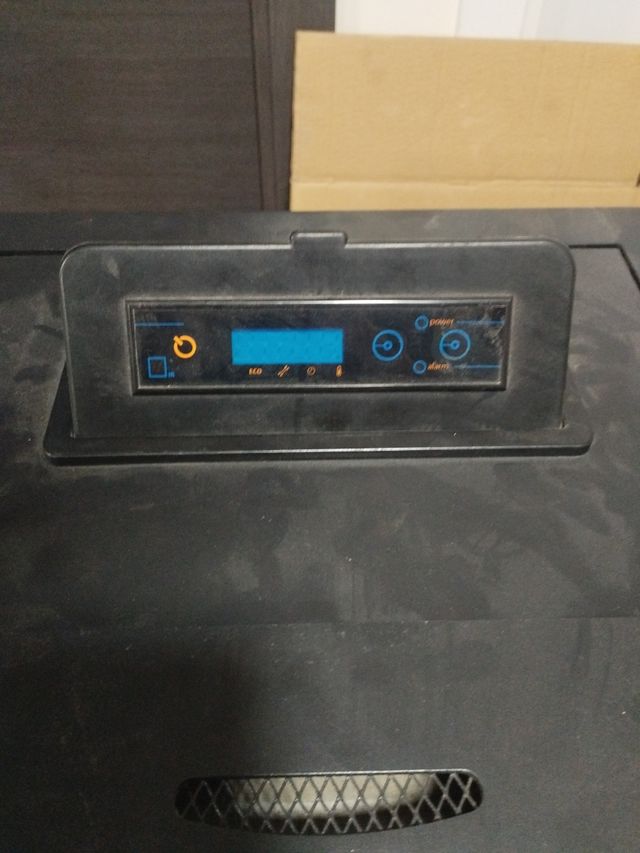 Estufa de pellet negra y gris