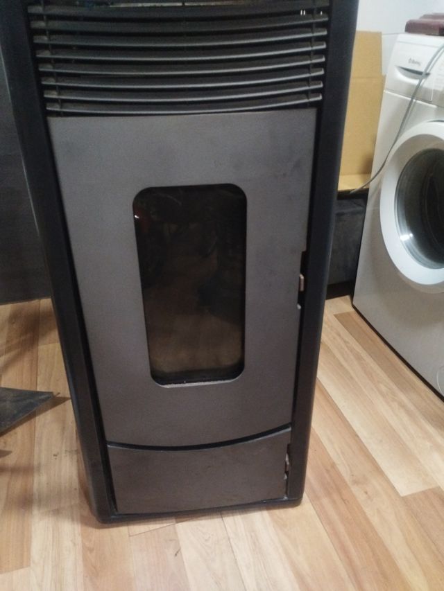 Estufa de pellet negra y gris