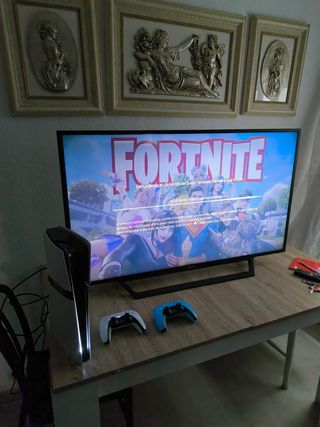 Sony PS5 Pro Blanca y TV Sony Bravia