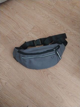 Riñonera gris con diseño