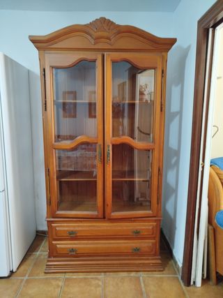 Vitrina de pino con puertas de cristal