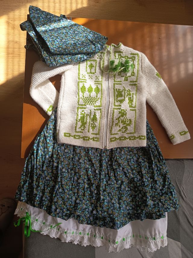 Traje de casera, chaqueta, pañuelos y faldas,T 3-5