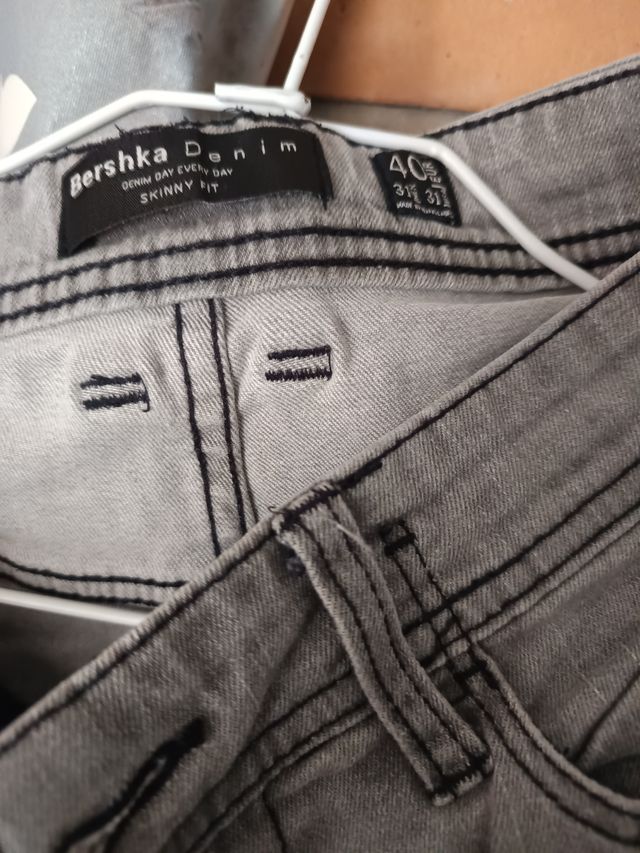 Pantalones pitillo grises Bershka talla 40
