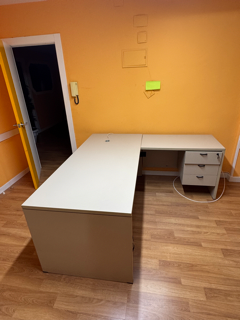 Mesa de oficina de madera beige