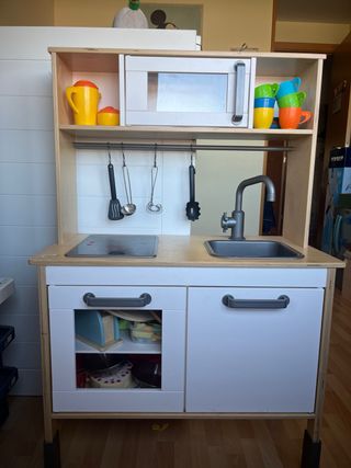 Cocinita de madera Ikea para niños